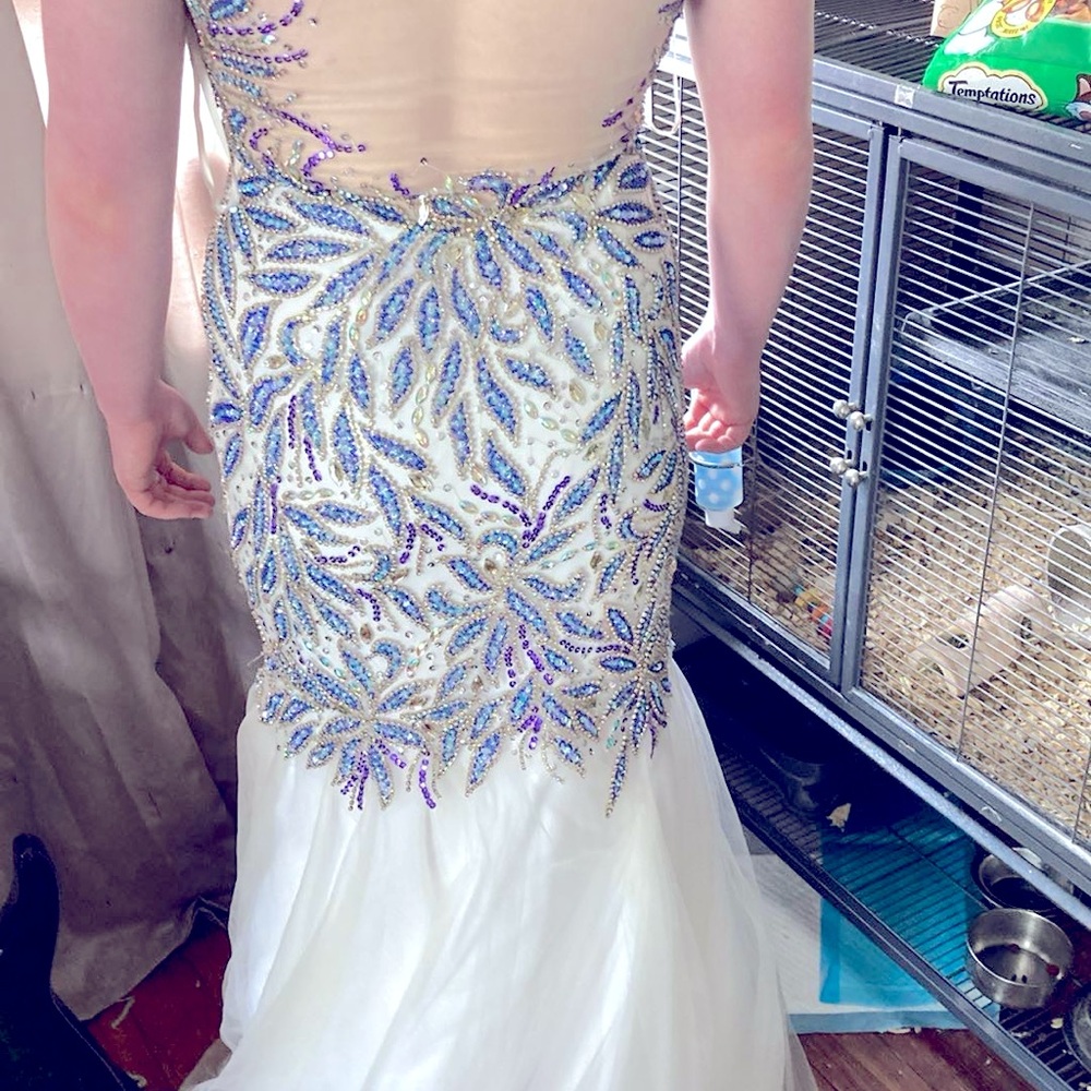 Worn once, great condition been hanging in a closet in dress bag